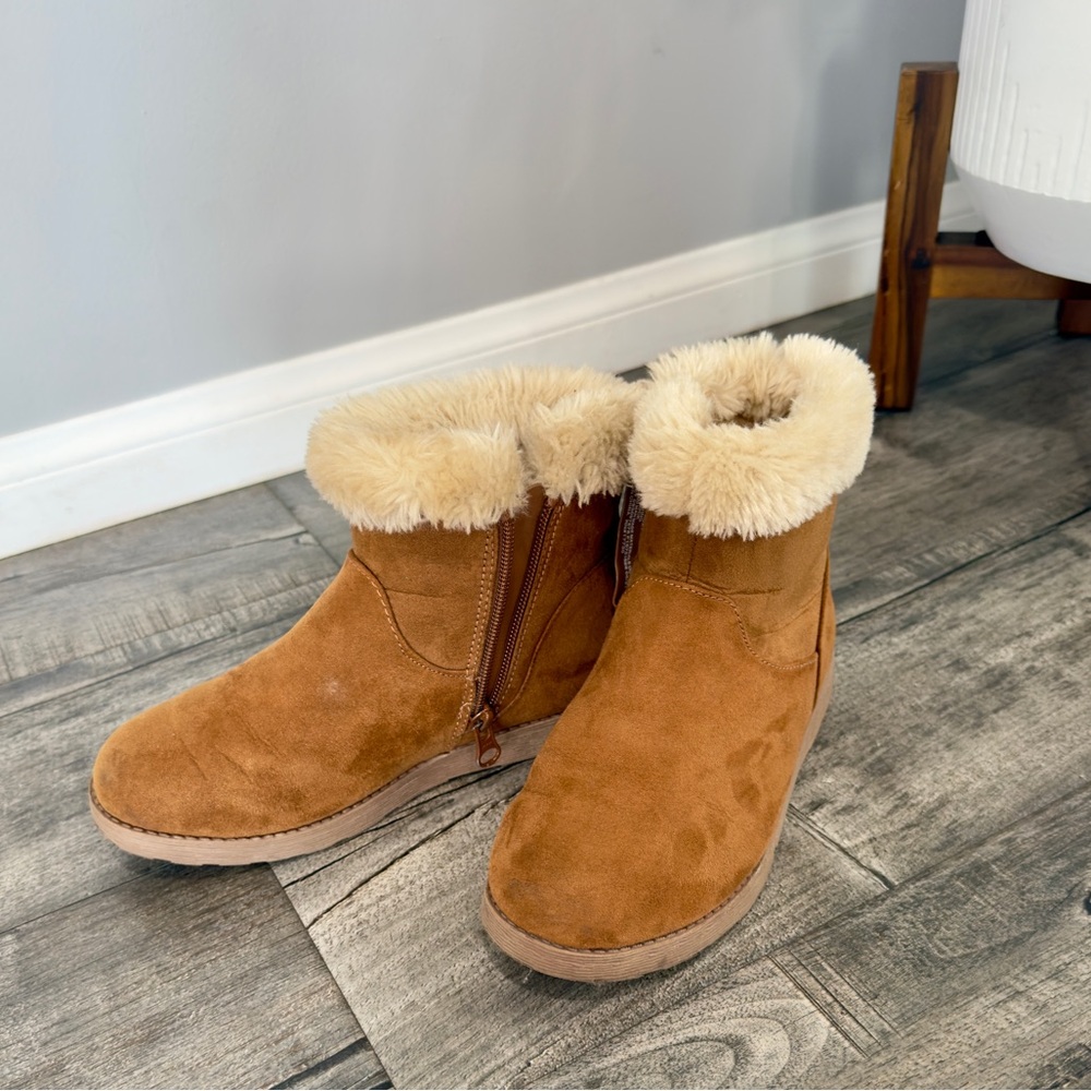 Cat & Jack Boots size 2